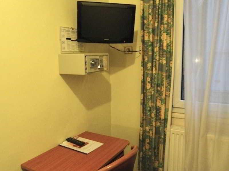 De La Place Des Alpes 2* Paris