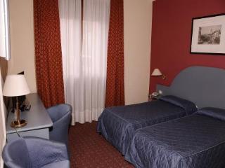 Hotel De La Place Des Alpes